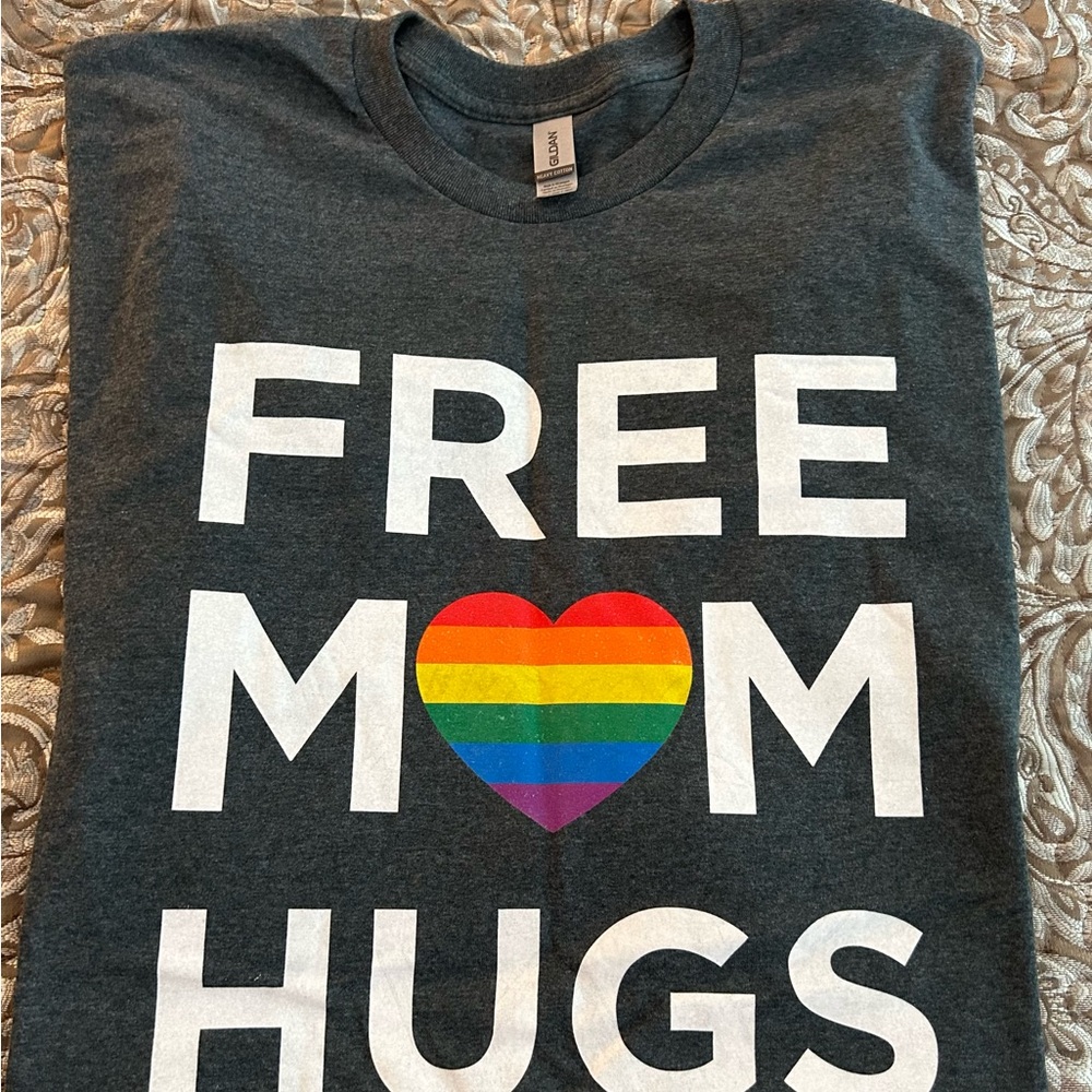 LGTBQ+ PRIDE!! FREE MOM HUGS Dark Gray Short Sleeve Tee 4X 🏳️‍🌈🏳️‍⚧️